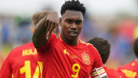 El delantero español Samu Omorodion celebrando un gol