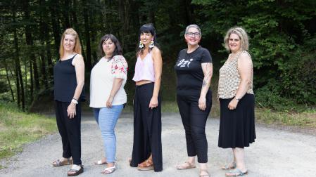 Desde la izquierda, Jaione Zabalo Juantorena, Edurne Mutuberria Estanga, Esther Riaño Zabaleta, Izaskun Iparragirre Baleztena y Edurne Lamuedra Rodríguez