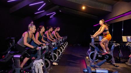 Una sesión de ‘ride’ dirigida por una monitora, con música y pequeñas coreografías, en Psiquiko Hiit and Ride, en la plaza de la Libertad