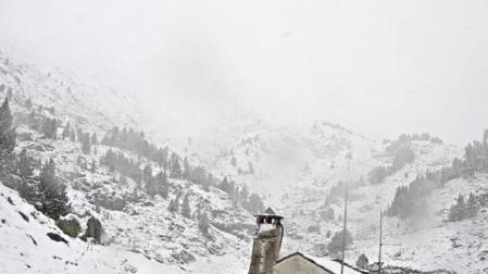 Imagen de la nevada captada por la webcam del refugio de la Renclusa (Benasque)