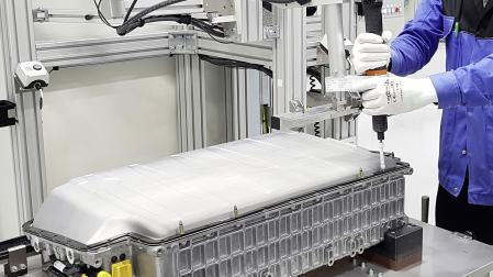 Un operario trabaja en el interior de una fábrica
