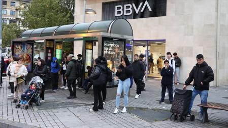 Imágenes de las paradas de villavesas en Pamplona con motivo de la huelga en el transporte de este lunes, 28 de octubre