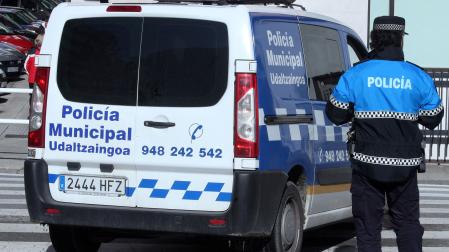 Imagen de archivo de un policía municipal de Burlada en labores de tráfico