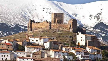 Trasmoz. Vista de la localidad, del castillo y del Moncayo nevado