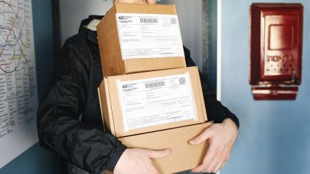 Un repartidor entregando varios paquetes