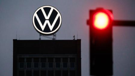 El logo de Volkswagen en la factoría de Wolfsburgo