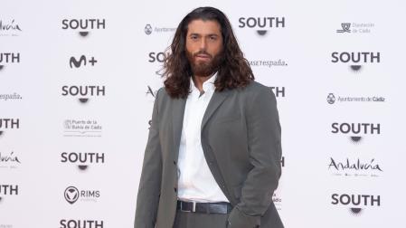 El actor turco Can Yaman posa para los medios en el marco de la 2ª edición del South International Series Festival en Cádiz