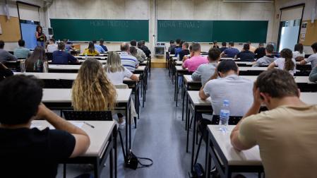 Aspirantes a las oposiciones de policía foral en septiembre de 2023, en la UPNA.