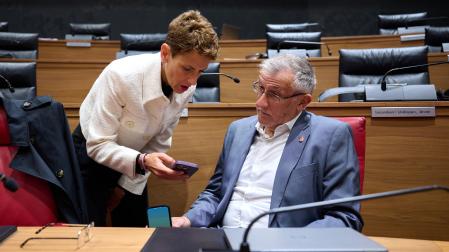 La presidenta María Chivite habla con el vicepresidente primero y consejero Félix Taberna, antes del inicio de un pleno parlamentario
