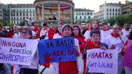 Varias mujeres se manifiestan contra las agresiones sexuales en los Sanfermines de este año