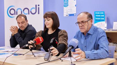 Desde la izda.: Humerto Pérez de Leiva, vicepresidente; Cristina Azagra, gerente; y Juantxo Remón, presidente de la asociación Anadi, durante la rueda de prensa
