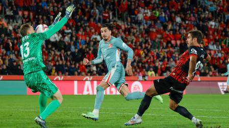 El delantero del Mallorca Abdón Prats (d) intenta batir al portero esloveno del Atlético de Madrid Jan Oblak durante el partido de LaLiga entre el Real Mallorca y el Atlético de Madrid