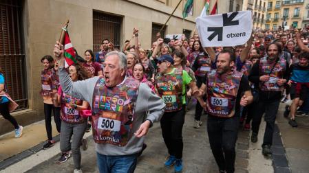 Joseba Asiron corre llevando el testigo en la edición de este 2024 de la korrika. El Ayuntamiento de Pamplona pagó 6.000 euros para ello.