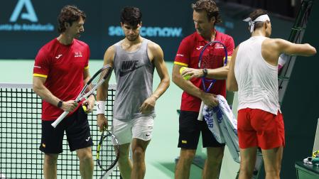 De izda. a dcha., los españoles Juan Carlos Ferrero, Carlos Alcaraz, Carlos Moyá y Rafa Nadal durante el entrenamiento de este lunes