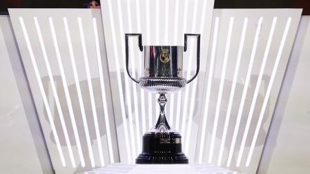 Trofeo de la Copa del Rey durante el sorteo de la segunda ronda en la que Osasna quedó emparejado con el Ceuta /