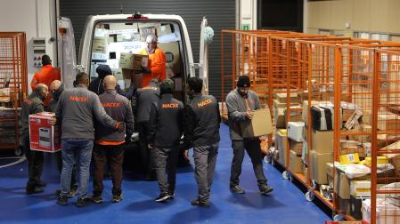 Así trabajan las empresas de paquetería en Navarra durante el Black Friday y el puente foral./