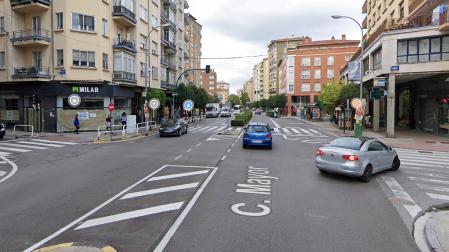 Cruce de la calle Mayor y la calle Merindad de Sangüesa (izda) en Burlada /