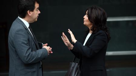 El consejero Irujo y  García Malo (PP) hablan en el atrio del Parlamento, antes de un pleno