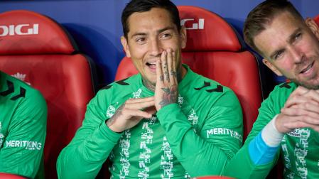 El Chimy Ávila, en el banquillo de El Sadar durante la anterior visita con el Betis