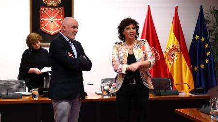 Los parlamentarios Javier Esparza (UPN) y Ainhoa Unzu (PSN) y, al fondo, Isabel Aramburu (Geroa Bai), antes del inicio de la comisión