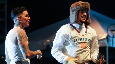 Rauw Alejandro (i) y Bad Bunny cantan en un concierto