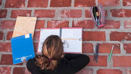 Una chica estudiando para una oposición