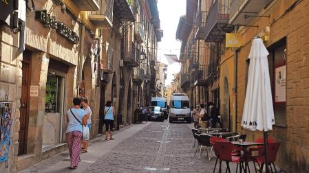 Vista de la calle Mayor de Puente la Reina que quiere pavimentarse el próximo año