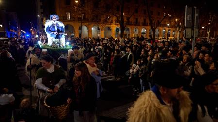 Miles de pamploneses y pamplonesas disfrutaron con la comitiva del Olentzero este martes, 24 de diciembre /