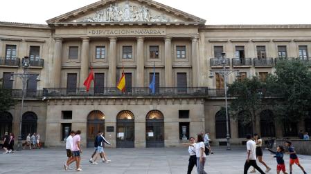 Fachada del Palacio de Navarra, sede del Ejecutivo Foral, en la avenida Carlos III de Pamplona.