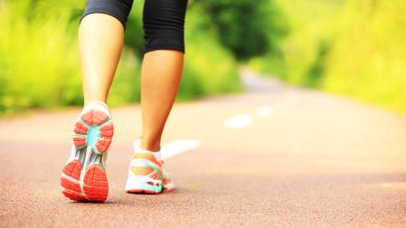 Una mujer anda por un camino