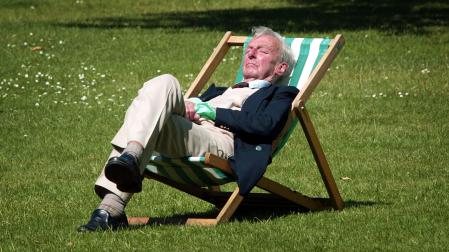 Un hombre duerme la siesta en un parque