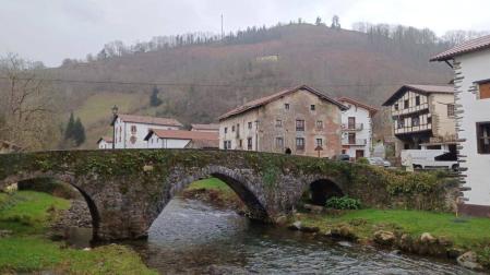 Detalle del puente histórico que salva el río Urumea en el centro urbano de Goizueta