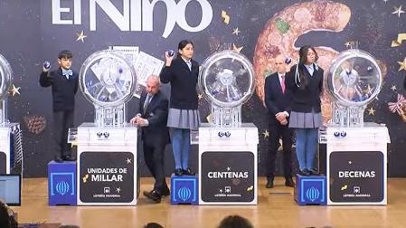 Un momento del sorteo de la Lotería del Niño este lunes, 6 de enero