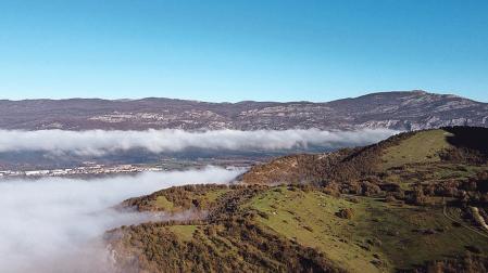 La sierra de Aralar al fondo en una imagen tomada desde Sakana /