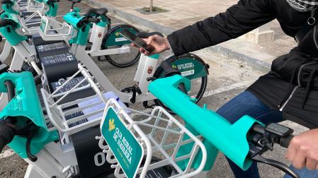 Uno de los puntos de préstamo de bicicletas eléctricas de Pamplona