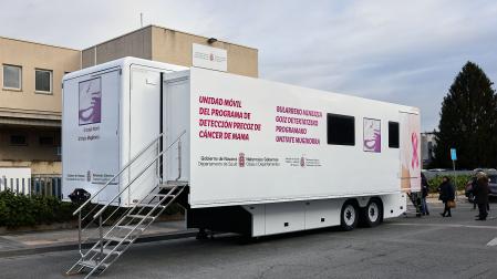 Exterior de la nueva unidad móvil de mamografías del Programa de Detección Precoz de Cáncer de Mama de Navarra