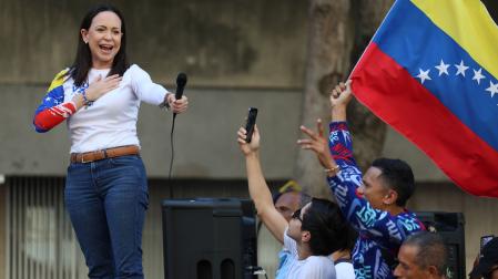 La líder antichavista María Corina Machado saluda a sus seguidores este jueves, en una manifestación en Caracas (Venezuela)