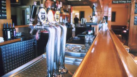 Tiradores de cerveza en un bar