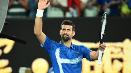 Djokovic saluda al público tras ganar a Nishesh Basavareddy.