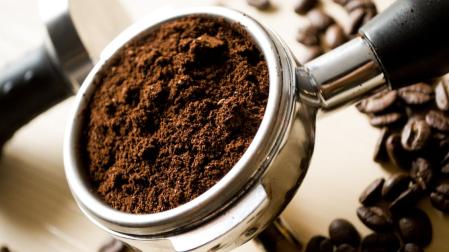 Un brazo de cafetera con café molido