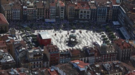 Vista de la plaza del Castillo en unos Sanfermines. El Casco Antiguo es una de las zonas donde más se incrementa la contribución /