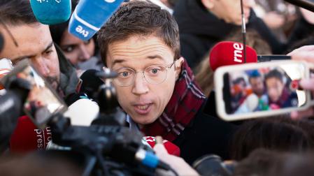 Íñigo Errejón realiza unas breves declaraciones a la prensa en el exterior de los juzgados de Plaza de Castilla, en Madrid