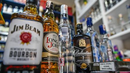 Imagen de archivo de varias botellas de alcohol