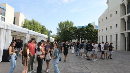Universitarios en el campus de la Universidad Pública de Navarra