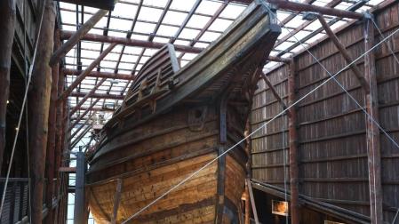 El casco de la nao San Juan reposa en el astillero de Albaola, en Pasajes.