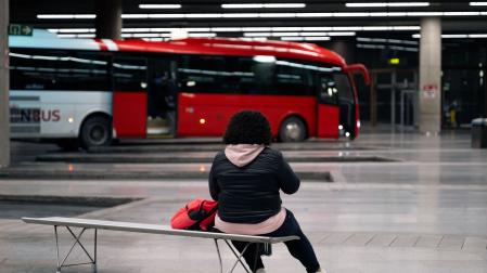Una mujer, en el interior de la estación de autobuses de Pamplona este jueves