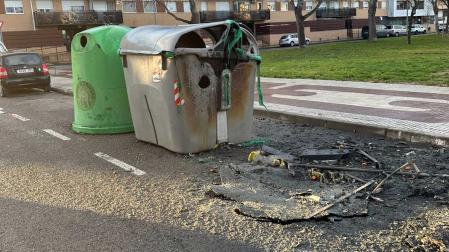 Imagen de la zona donde se encontraban los contenedores quemados, en la calle Camino Caritat