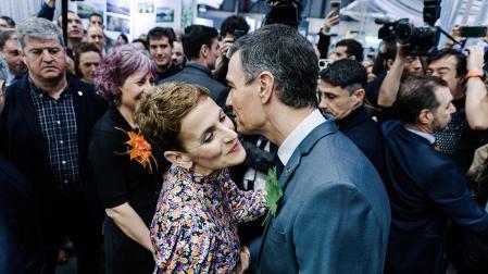 Fotos del encuentro entre el presidente del Gobierno central, Pedro Sánchez, y la jefa del Ejecutivo navarro, María Chivite, en el stand de Navarra en la Feria Internacional de Turismo, Fitur, 2025.
