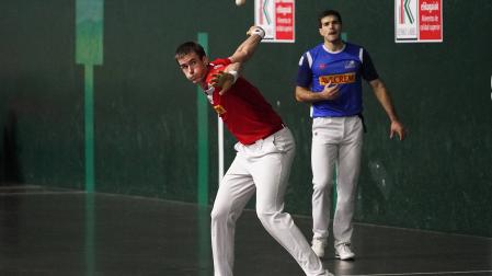 Jon Mariezkurrena le suelta a la derecha en presencia de Zabaleta en la Universidad de Markina