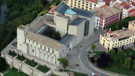 A la derecha de la imagen, la basílica de San Fermín de Aldapa, con el edificio de los Corazonistas, ahora cedido al Arzobispado de Pamplona. A la izquierda, el Archivo de Navarra y detrás, el hotel Catedral, antes convento de las Adoratrices.